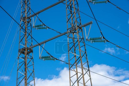 Foto de Aisladores y líneas eléctricas de un mástil de alta tensión. - Imagen libre de derechos