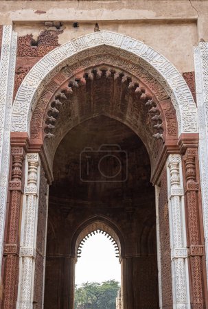 Foto de El Alai Darwaza es una puerta de entrada principal desde el lado sur de la Mezquita Quwwat-ul-Islam, Nueva Delhi, India - Imagen libre de derechos