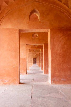 Téléchargez les photos : Une promenade dans le vieux complexe indien Taj Mahal. Les poutres vintage racontant l'histoire de la dynastie moghole en Inde - en image libre de droit