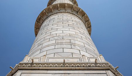 Vue en angle bas d'un pilier latéral du Taj Mahal, l'une des 7 nouvelles merveilles du monde, Agra India