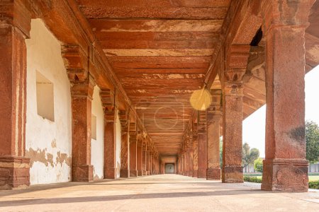 Ein Fußweg im alten indischen Taj Mahal-Komplex. Die alten Balken erzählen die Geschichte der Moguldynastie in Indien
