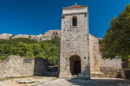 Téléchargez les photos : Lieu historique et église de Jurndvor près de l'île de Krk Croatie - en image libre de droit