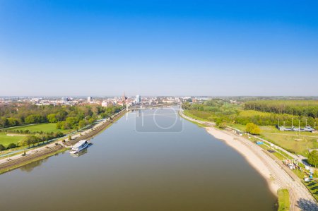 Río Drava en la ciudad de Osijek, Croacia
