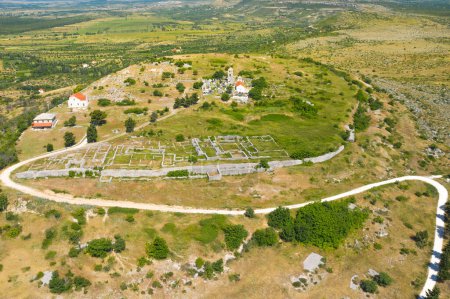 Foto de Vista aérea del antiguo sitio histórico de Varvaria en la colina, Dalmacia, Croacia - Imagen libre de derechos