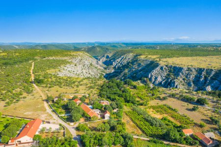 Foto de Increíble paisaje, Cañón del río Cikola en el interior de Dalmacia, Croacia - Imagen libre de derechos
