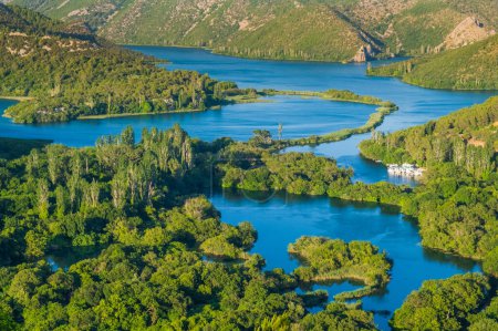 Téléchargez les photos : Lacs dans le canyon étonnant du parc national de Krka, Croatie, vue panoramique - en image libre de droit