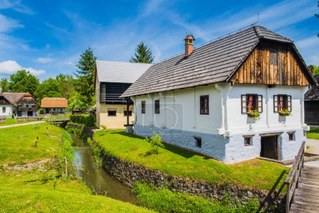 Village ethno traditionnel et pittoresque de Kumrovec dans la région de Zagorje en Croatie, lieu de naissance de Josip Broz Tito