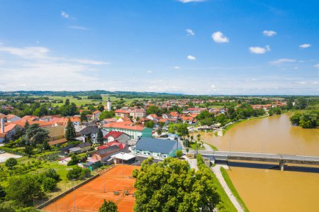 Vue aérienne du fleuve Mura et de la ville de Mursko Sredisce, Medjimurje, Croatie