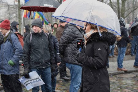 Foto de Berlín Alemania Febrero 2025, un periodista con micrófono en un mitin contra el suministro de armas a Ucrania - Imagen libre de derechos