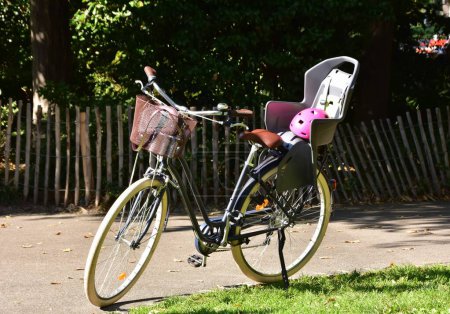 Foto de Bicicleta, casco rosa y bolso en una cesta - Imagen libre de derechos