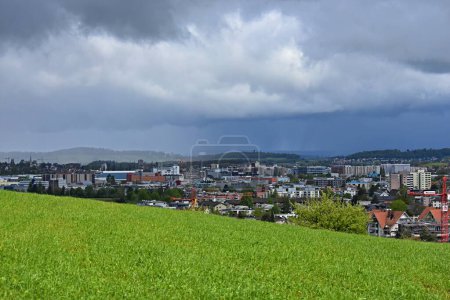 Landschaft über der Stadt Winterthur Schweiz unter stürmisch grauen Wolken
