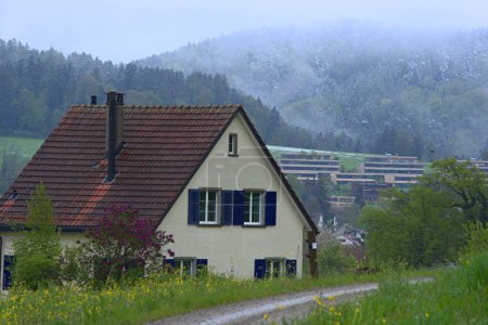 Zweistöckiges Haus in der Nähe der Straße in der Schweiz