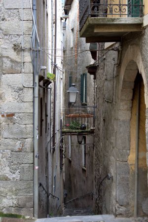 enge gassen zwischen alten steinhäusern in italien