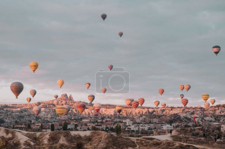 Téléchargez les photos : Montgolfières sur la célèbre destination touristique Cappadoccia UNESCO, Turquie - en image libre de droit