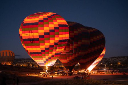 Téléchargez les photos : Gonfler les montgolfières à Cappadoccia, Turquie, nuit - en image libre de droit