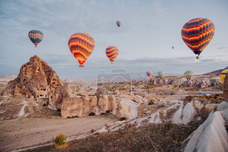 Téléchargez les photos : Montgolfières au-dessus de la célèbre destination touristique Cappadoce UNESCO, Turquie - en image libre de droit