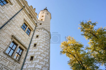 Téléchargez les photos : Le célèbre château de Litomysl de l'UNESCO en République tchèque vue de bas en haut avec une tour et des arbres d'automne - en image libre de droit
