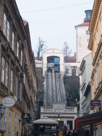 Foto de ZAGREB, CROACIA-4 de enero de 2020: El Funicular de Zagreb en Tomic Street, que conecta Ilica con el paseo Strossmayer hacia el norte. Su pista de 66 metros lo convierte en uno de los funiculares de transporte público más cortos del mundo - Imagen libre de derechos