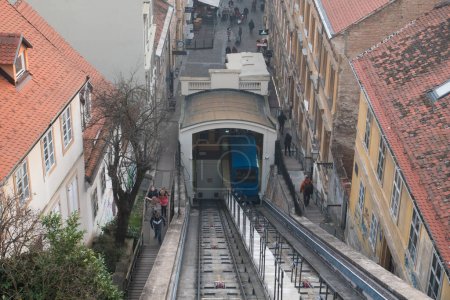 Foto de ZAGREB, CROACIA-4 de enero de 2020: El Funicular de Zagreb en Tomic Street, que conecta Ilica con el paseo Strossmayer hacia el norte. Su pista de 66 metros lo convierte en uno de los funiculares de transporte público más cortos del mundo - Imagen libre de derechos