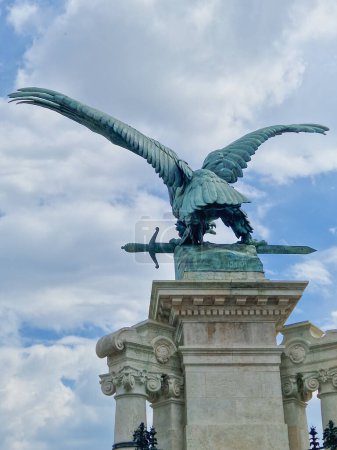 Téléchargez les photos : Budapest, Hongrie - 05.20.2023 : Statue d'oiseau de Turul sur la montagne, Tatabanya, Hongrie. Turul szobor, Tatabanya, Magyarorszag - en image libre de droit