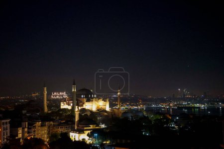 Téléchargez les photos : Musée Ayasofya (Hagia Sophia) dans le parc Sultan Ahmet à Istanbul, Turquie dans une belle nuit - en image libre de droit
