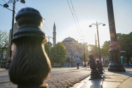 Téléchargez les photos : Vue de Hagia Sophia prise depuis le tramway de la place Sultan Ahmet - en image libre de droit