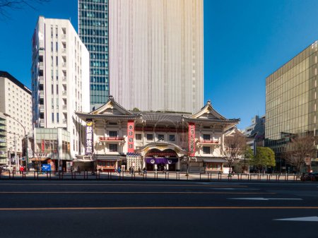Téléchargez les photos : Tokyo, Japon-02 février 2020 : La façade du Kabukiza Theatre à Ginza. Façade au théâtre principal de Tokyo pour la forme dramatique traditionnelle kabuki. - en image libre de droit