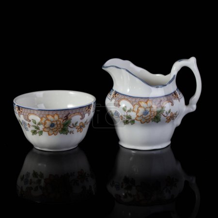 Téléchargez les photos : Cruche à lait vintage avec motif floral. service de thé antique. - en image libre de droit