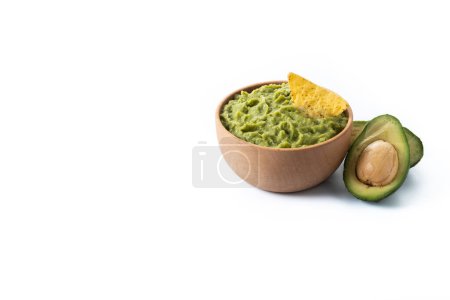 Téléchargez les photos : Guacamole mexicain avec puce nacho isolé sur fond blanc. Espace de copie - en image libre de droit