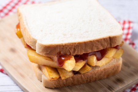 Petit pain britannique traditionnel (sandwich à la frite) sur table en bois