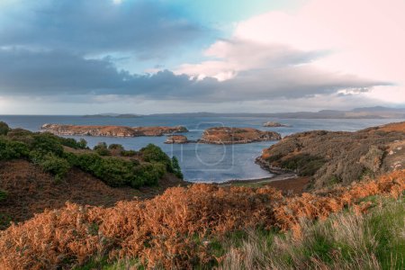 Téléchargez les photos : Surplombant les îles du point de vue de Drumbeg - en image libre de droit