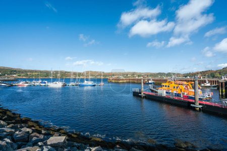 Téléchargez les photos : Une vue sur le port de Lochinver en Écosse - en image libre de droit