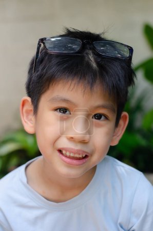 Foto de Asiático niño 6 años de edad retrato, sonriendo con feliz conceptual, llevar camisa blanca - Imagen libre de derechos