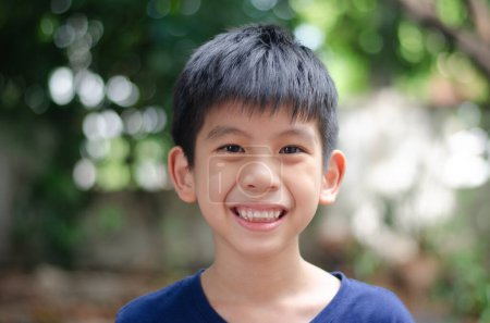 Foto de Niño asiático 6 años de edad retrato, sonriendo con feliz conceptual, llevar camisa azul oscuro - Imagen libre de derechos