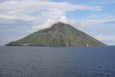 Foto de La isla volcánica de Stromboli vista desde el oeste, el archipiélago de Eolias o Lipari, Messina, Sicilia, Italia - Imagen libre de derechos