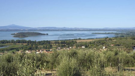Foto de Vista del lago Trasimeno por colinas cerca de Passignano con isla Maggiore e isl Menor - Imagen libre de derechos