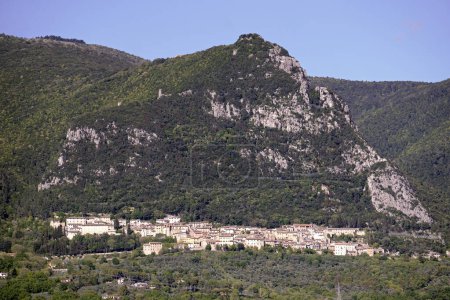 vista panorámica del pequeño pueblo de cesi, terni, umbria, ital