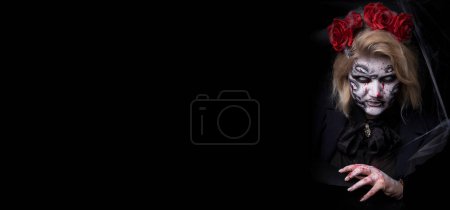Téléchargez les photos : Femme effrayante sur fond noir. - en image libre de droit