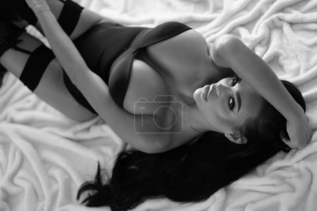 Foto de Fotos en blanco y negro de la morena sexy en lencería provocativa. - Imagen libre de derechos