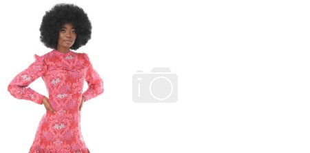 Foto de Bonita modelo morena con pelos afro en vestido floral rojo sobre fondo blanco aislado con lugar para texto. - Imagen libre de derechos