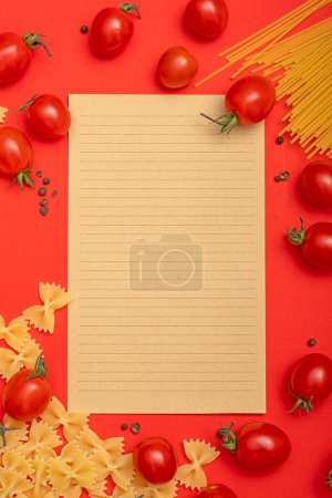 Téléchargez les photos : Tomates cerises - source de vitamines C, E, bêta-carotène et de lycopène précieux, ainsi que de grandes quantités de potassium. - en image libre de droit