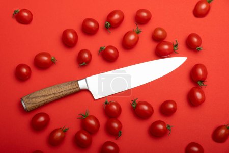 Téléchargez les photos : Tomates cerises - source de vitamines C, E, bêta-carotène et de lycopène précieux, ainsi que de grandes quantités de potassium. - en image libre de droit