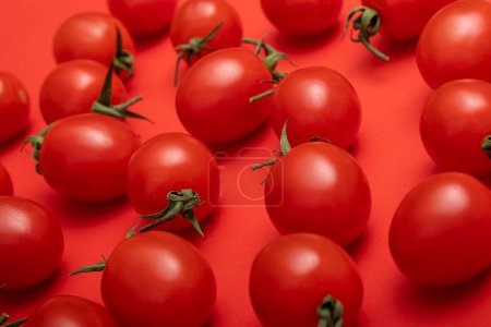 Foto de Tomates cherry - una fuente de vitaminas C, E, betacaroteno y licopeno valioso, así como grandes cantidades de potasio. - Imagen libre de derechos