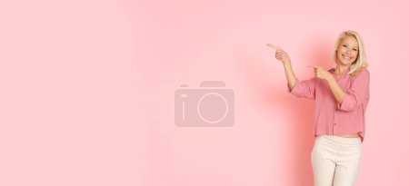 Foto de Hermosa mujer ucraniana en camisa rosa sobre fondo rosa. - Imagen libre de derechos