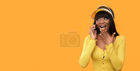 Téléchargez les photos : Beauté peau noire modèle féminin montre une émotions positives en studio photo sur fond orange. - en image libre de droit