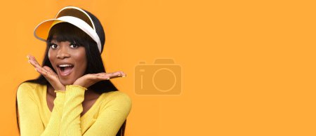 Foto de Belleza de piel negra modelo femenino está mostrando emociones positivas en estudio de fotos sobre fondo naranja. - Imagen libre de derechos