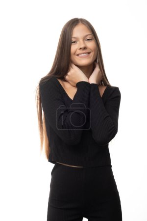 Foto de Bastante adolescente con pelos largos en ropa negra sobre fondo blanco aislado. - Imagen libre de derechos