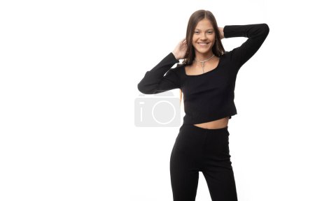 Foto de Bastante adolescente con pelos largos en ropa negra sobre fondo blanco aislado. - Imagen libre de derechos