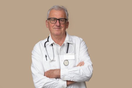 Älterer Arzt in Brille mit Stethoskop und weißer Uniform auf hellbraunem Hintergrund.