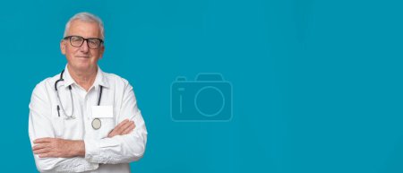 Foto de Doctor en gafas graduadas sobre fondo turquesa con espacio para texto. - Imagen libre de derechos